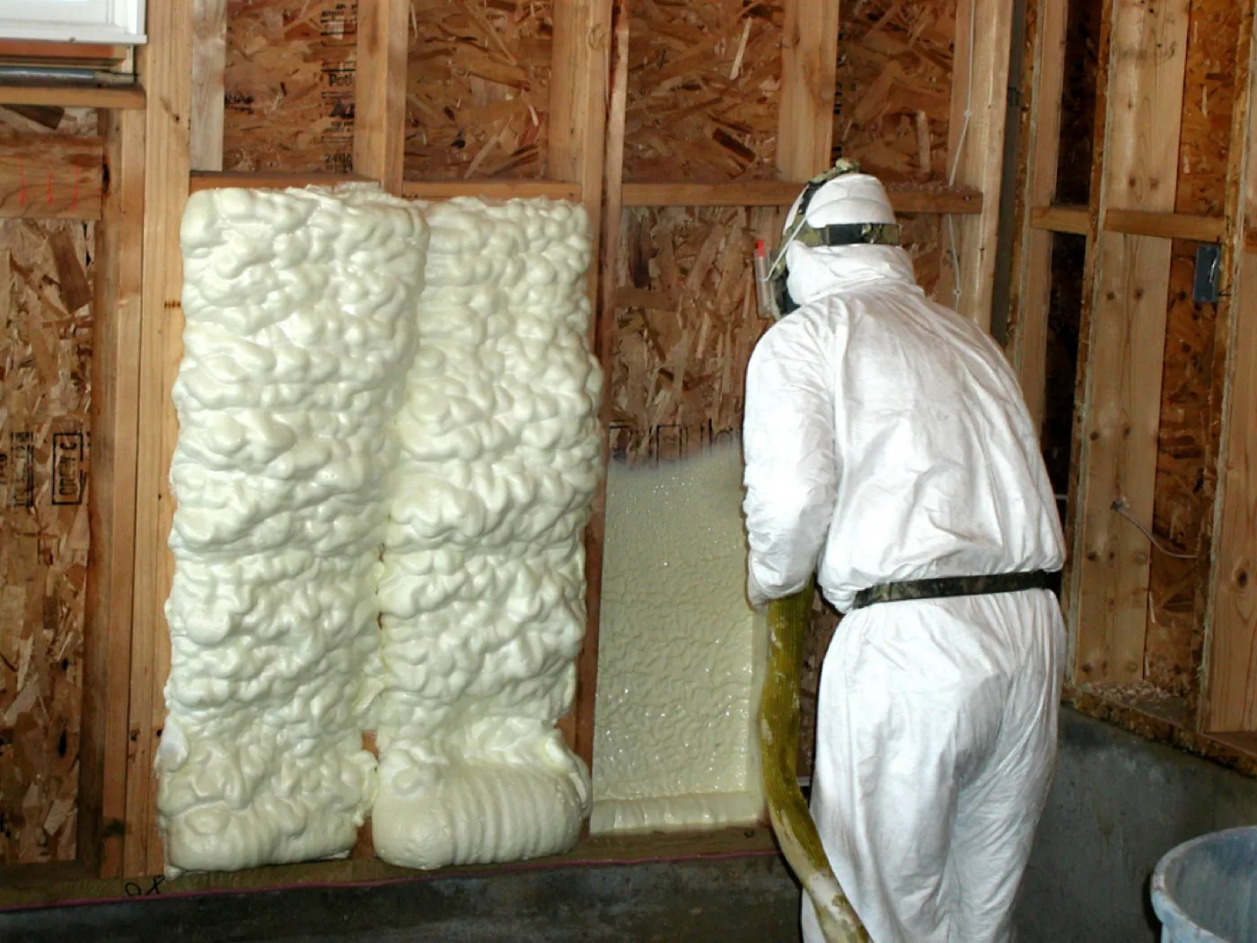 Choosing Between Open Cell and Closed Cell Polyurethane Spray Foam