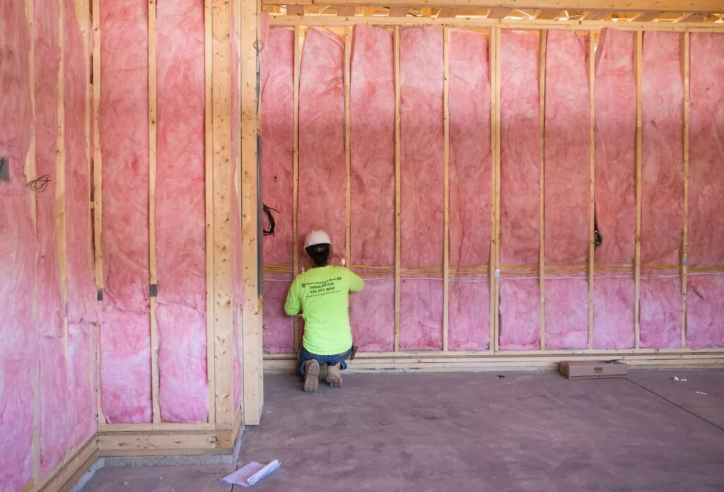 Comparing spray foam and fibreglass insulation